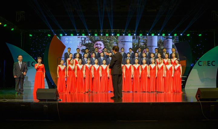 黃美珍、魏明政與華東分院合唱團(tuán)在高大陸的指揮下唱響新能源.jpg
