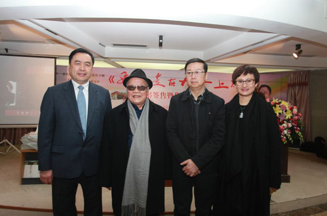 16-趙振元和四川人民出版社社長黃立新、中外散文詩學(xué)會主席、著名作家海夢親切合影.jpg
