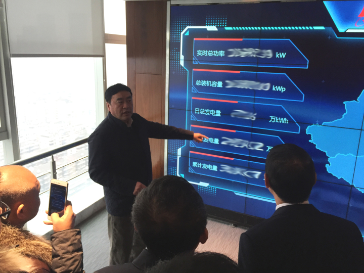 7-趙振元同志帶領(lǐng)與會干部現(xiàn)場觀摩“十一科技新能源運(yùn)管中心”.jpg