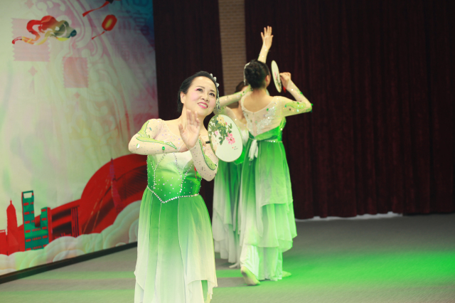 4-張小平、楊芳、徐藝蕓、趙婧婷、唐永霞聯(lián)袂表演團(tuán)扇舞《茉莉花》.jpg