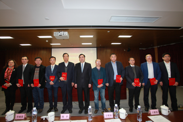 21-十一科技股份公司執(zhí)行班子成員何平、王明云、王毅勃、孫明、白焰、余才志、王利、萬里浪、季超、姚紅親切合影.jpg
